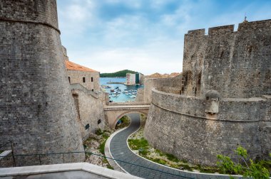 Dubrovnik 'in doğu girişindeki köprünün ve ötesindeki tarihi limanın manzarası muhteşem..