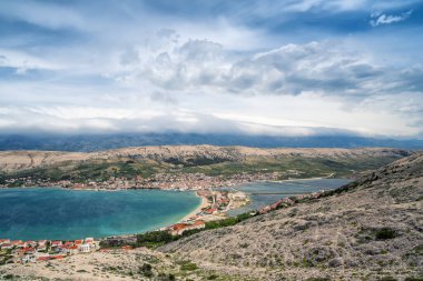 Hırvatistan 'ın Pag adasındaki Pag kasabasının havadan panoramik manzarası. 