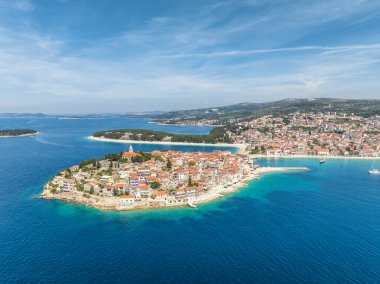 Hırvatistan 'ın Primosten kentinin manzaralı panoramik manzarası, Adriyatik sahil şeridindeki ünlü ve pitoresk turizm beldesi.  