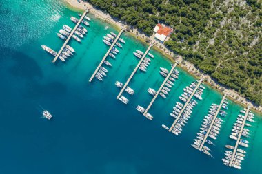 Hırvatistan 'ın Rogoznica kentindeki Marina Frapa tatil beldesindeki yatların hava panoramik manzarası