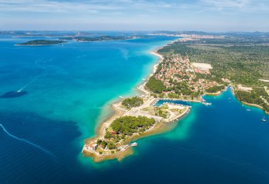 Hırvatistan 'ın Adriyatik kıyısındaki Shibenik kentinin sularındaki Aziz Niklas kalesi ve pek çok adanın havadan görünüşü.