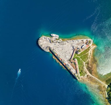 Hırvatistan 'ın Adriyatik kıyısındaki Shibenik kentinin sularındaki Aziz Niklas kalesi ve pek çok adanın havadan görünüşü.