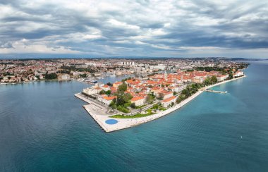 Hırvatistan 'ın ünlü Zadar kentinin muhteşem panoramik manzarası, eski kasaba, kırmızı çatıları olan evler, turkuaz deniz ile çevrili tarihi binalar.