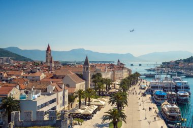 Hırvatistan 'ın pitoresk Trugir kasabası, gezinti güvertesi, köprüler ve tarihi binaları olan eski bir kasaba ile havadan panoramik manzara