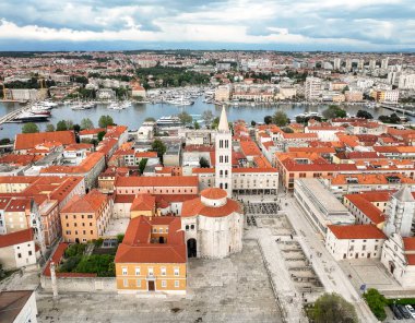 Hırvatistan 'ın ünlü Zadar kentinin muhteşem panoramik manzarası, eski kasaba, kırmızı çatıları olan evler, turkuaz deniz ile çevrili tarihi binalar.