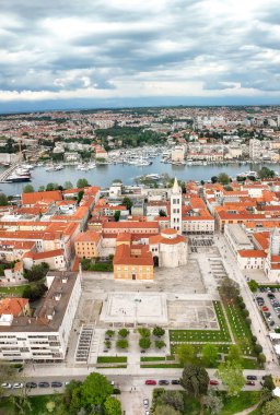 Hırvatistan 'ın ünlü Zadar kentinin muhteşem panoramik manzarası, eski kasaba, kırmızı çatıları olan evler, turkuaz deniz ile çevrili tarihi binalar.
