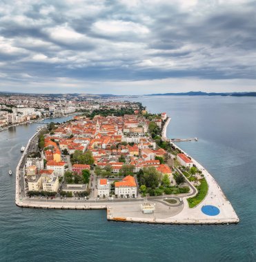 Hırvatistan 'ın ünlü Zadar kentinin muhteşem panoramik manzarası, eski kasaba, kırmızı çatıları olan evler, turkuaz deniz ile çevrili tarihi binalar.