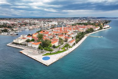 Hırvatistan 'ın ünlü Zadar kentinin muhteşem panoramik manzarası, eski kasaba, kırmızı çatıları olan evler, turkuaz deniz ile çevrili tarihi binalar.