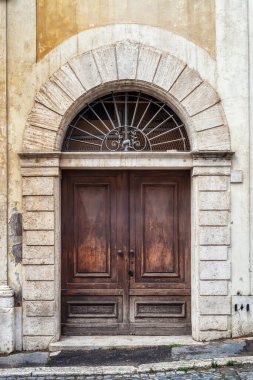 Roma, İtalya 'nın tarihi merkezinde eski bir klasik kapı.