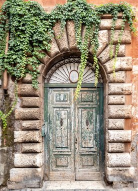 Roma, İtalya 'nın tarihi merkezinde eski bir klasik kapı.