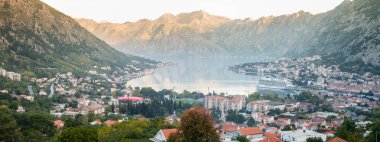 Karadağ 'ın ünlü Kotor Körfezi' nin manzarası, yüksek tepelerden, kayalık yamaçların arasına kuruludur.
