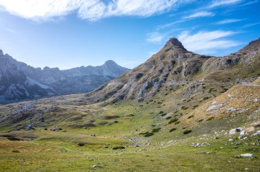 Karadağ 'ın kuzey kesimindeki Durmitor dağlarının inanılmaz yaz manzarası