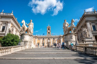 ROMA, İTALYA 7 Eylül 202: Capitoline Hill ve Palazzo Senatorio 'nun tepesindeki Piazza del Campidoglio' da turistler, Roma, İtalya.