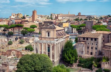 Roma, İtalya 'da güneşli bir günde, ünlü Roma Forumu' nun (Foro Romano) harabelerinin inanılmaz hava manzarası