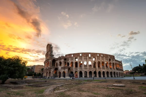 Amazing View Colosseum Beautiful Warm Light Sunrise Rome Italy — стоковое фото