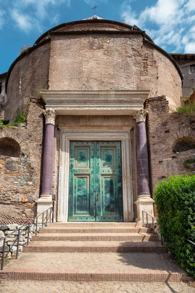 Ancient Rustic Green Door Leading Building Roman Forum Temple Romulus — Stock Photo, Image