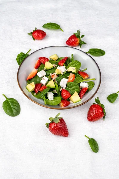 Salada Fresca Verão Com Morango Espinafre Bebê Abacate Queijo Feta — Fotografia de Stock
