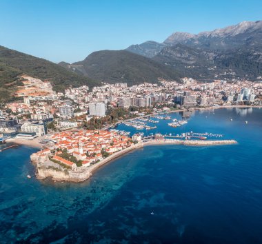 Karadağ 'ın Budva şehrinin muhteşem panoramik manzarası, eski kasaba, kırmızı çatılı evler ve tekneli marinalar.