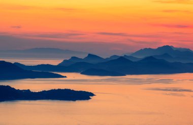 Dubrovnik şehrinin su bölgesindeki adaların inanılmaz bir hava manzarası var..