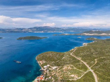 Hırvatistan 'ın Ston kenti yakınlarındaki yarımadaya anakarayı bağlayan Peljesac köprüsünün inanılmaz hava manzarası