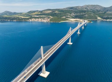 Hırvatistan 'ın Ston kenti yakınlarındaki yarımadaya anakarayı bağlayan Peljesac köprüsünün inanılmaz hava manzarası