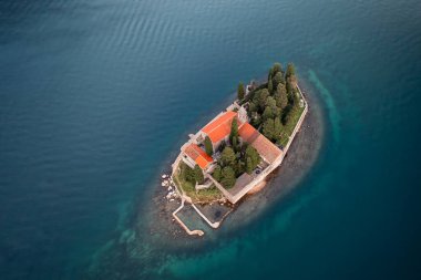 Karadağ 'ın Kotor Körfezi sularındaki pitoresk Perast kasabası yakınlarındaki St. George adasının havadan panoramik manzarası.