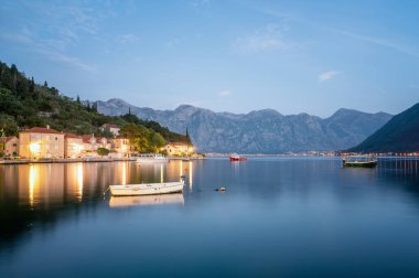 Kotor Körfezi 'ndeki manzaralı Perast kasabasının akşam panoramik manzarası gezinti güvertesi, tarihi binalar ve tekneler, Karadağ. 