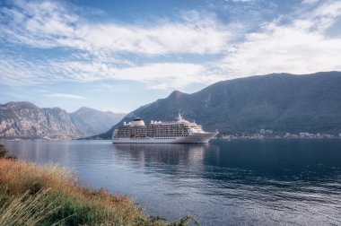 Güzel Perast kentinin yakınından geçen ve Karadağ 'daki Kotor (Boka Kotor) resim gibi körfezinden ayrılan büyük bir yolcu gemisinin inanılmaz manzarası