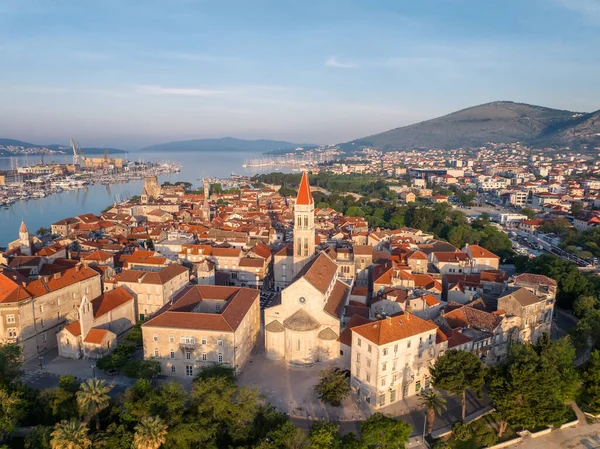 Hırvatistan 'ın pitoresk bir kasabası olan Trogir' in muhteşem panoramik manzarası, sabah ışığında yıkanan tarihi binalar, gezinti yerleri ve Adriyatik Denizi 'nin çevresini çevreleyen