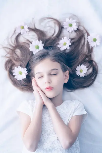 Zbliżenie Strzał Pastelowych Odcieniach Pięknej Białej Dziewczyny Kwiatami Włosach Zamkniętych — Zdjęcie stockowe
