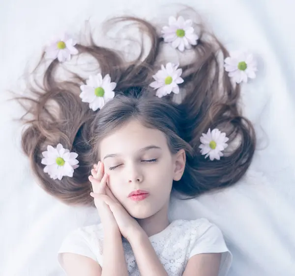 Zbliżenie Strzał Pastelowych Odcieniach Pięknej Białej Dziewczyny Kwiatami Włosach Zamkniętych — Zdjęcie stockowe