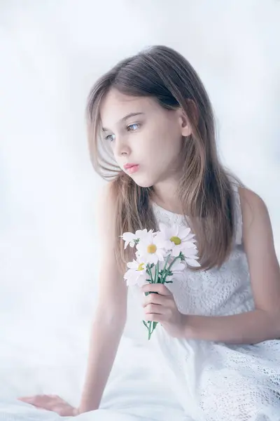 Close Shot Pastel Tones Beautiful Caucasian Girl White Dress Holding — Stockfoto