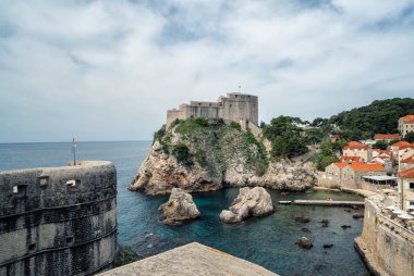 Hırvatistan 'ın Dubrovnik kentinde deniz seviyesinden 37 metre yükseklikte inşa edilen Fort Lovrijenac veya St. Lawrence Kalesi manzarası.