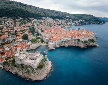 Hırvatistan 'ın ünlü Dubrovnik kentinin muhteşem panoramik manzarası, şehir duvarları, kırmızı çatıları olan evler, turkuaz deniz ile çevrili tarihi binalar