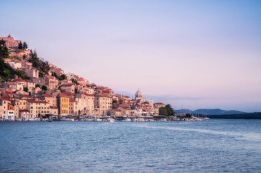 Günbatımından sonraki mavi saatte, Hırvatistan 'ın Adriyatik sahil şeridindeki eski Shibenik kasabasının pitoresk binalarıyla muhteşem bir manzara..