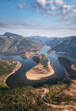 Bulgaristan 'daki Kardzhali, Rodopi Dağları yakınlarındaki Arda Nehri' nin en pitoresk kıvrımlarından birine sahip panoramik gün batımı manzarası