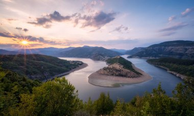 Bulgaristan 'daki Kardzhali, Rodopi Dağları yakınlarındaki Arda Nehri' nin en pitoresk kıvrımlarından birine sahip panoramik gün batımı manzarası