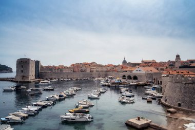 Hırvatistan 'ın Dubrovnik kentinin şehir duvarlarının önündeki körfezde teknelerle güzel bir manzara
