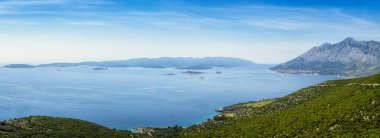 Orebiç kasabası ve Korcula adası, Adriyatik denizi ve Hırvatistan 'ın havadan panoramik manzarası