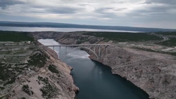 Vídeo Panorámico Aéreo Con Puente Maslenica Puente Arco Cubierta Cerca — Vídeos de Stock