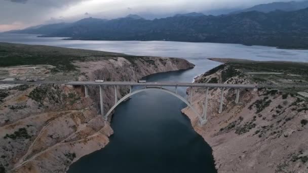 Vídeo Panorámico Aéreo Con Puente Maslenica Puente Arco Cubierta Cerca — Vídeos de Stock