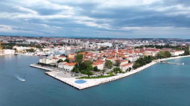 Hırvatistan 'ın ünlü Zadar kentinin panoramik klibi, eski kasaba, kırmızı çatıları olan evler, turkuaz deniz ile çevrili tarihi binalar