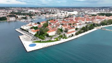 Hırvatistan 'ın ünlü Zadar kentinin panoramik klibi, eski kasaba, kırmızı çatıları olan evler, turkuaz deniz ile çevrili tarihi binalar