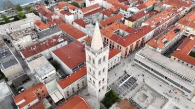 Hırvatistan 'ın ünlü Zadar kentinin klibi, St. Donat kilisesi ve St. Anastasia çan kulesinin turkuaz Adriyatik deniz kulesiyle çevrili eski bir kasaba.