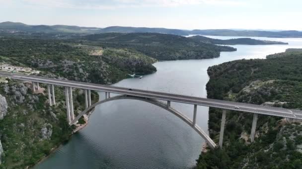 クロアチアのイベニクの町近くの美しいデッキアーチ橋の空中パノラマビデオ アドリア海岸 — ストック動画