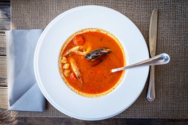 Hırvatistan 'ın Orebich kentinde düzenlenen geleneksel bir deniz ürünleri restoranında midye ve karışık deniz ürünleri çorbası servis ediliyor..