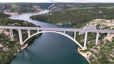 Hırvatistan 'ın Adriyatik kıyısındaki Shibenik kasabası yakınlarındaki güzel bir güverte kemer köprüsünün hava panoramik videosu.