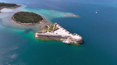 Hırvatistan 'ın Adriyatik kıyısındaki Shibenik kentinin sularındaki Aziz Niklas kalesi ve pek çok ada çevresindeki hava görüntüleri.