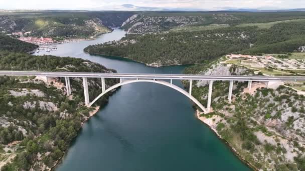 Letecké Panoramatické Video Krásného Palubního Oblouku Mostu Města Šibenik Chorvatsku Stock Video