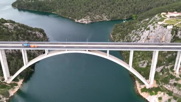 Letecké Panoramatické Video Krásného Palubního Oblouku Mostu Města Šibenik Chorvatsku Royalty Free Stock Video